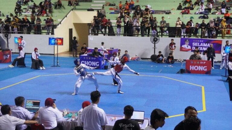 Mahasiswa Sistem Informasi Raih Medali Perunggu KYORUGI Senior di Kejuaraan Taekwondo Kota Surabaya