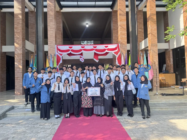 Upacara Bendera HUT RI ke-80 Bersama Mahasiswa Baru Program Studi Teknik Industri ITATS