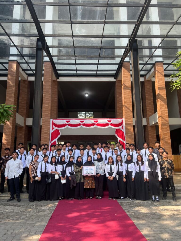 Upacara Sambut HUT Ke-81 Kemerdekaan RI, Civitas Academica ITATS dan Mahasiswa Baru Teknik Industri 2026 mengikuti Upacara Bendera