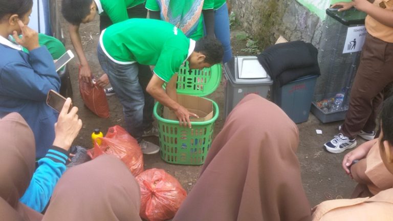 Membuat Kompos dan Vertical Garden pada KKN tahun 2015 Teknik Lingkungan ITATS