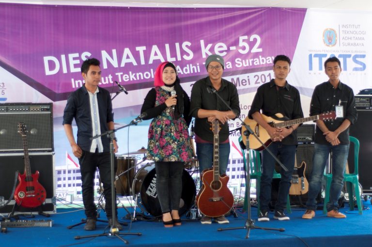 “TL ITATS BAND” dalam kegiatan IMB 2015 (ITATS Mencari Bakat) periode ke-2.