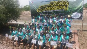 Foto bersama tanam mangrove