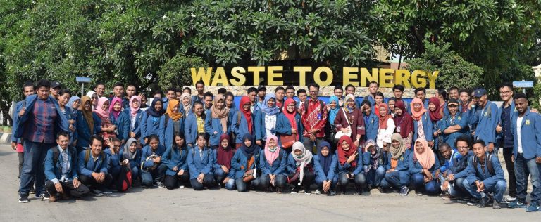 Mahasiswa Teknik Lingkungan ITATS mengikuti Kuliah Lapangan di TPA Benowo