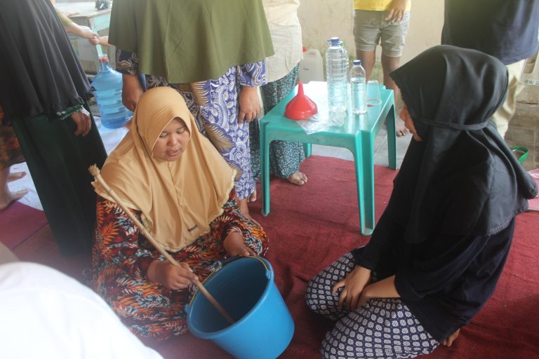 Kegiatan Pembuatan Karbol dalam Kegiatan Kuliah Kerja Nyata-Pembelajaran Pemberdayaan Masyarakat Teknik Lingkungan ITATS 2018