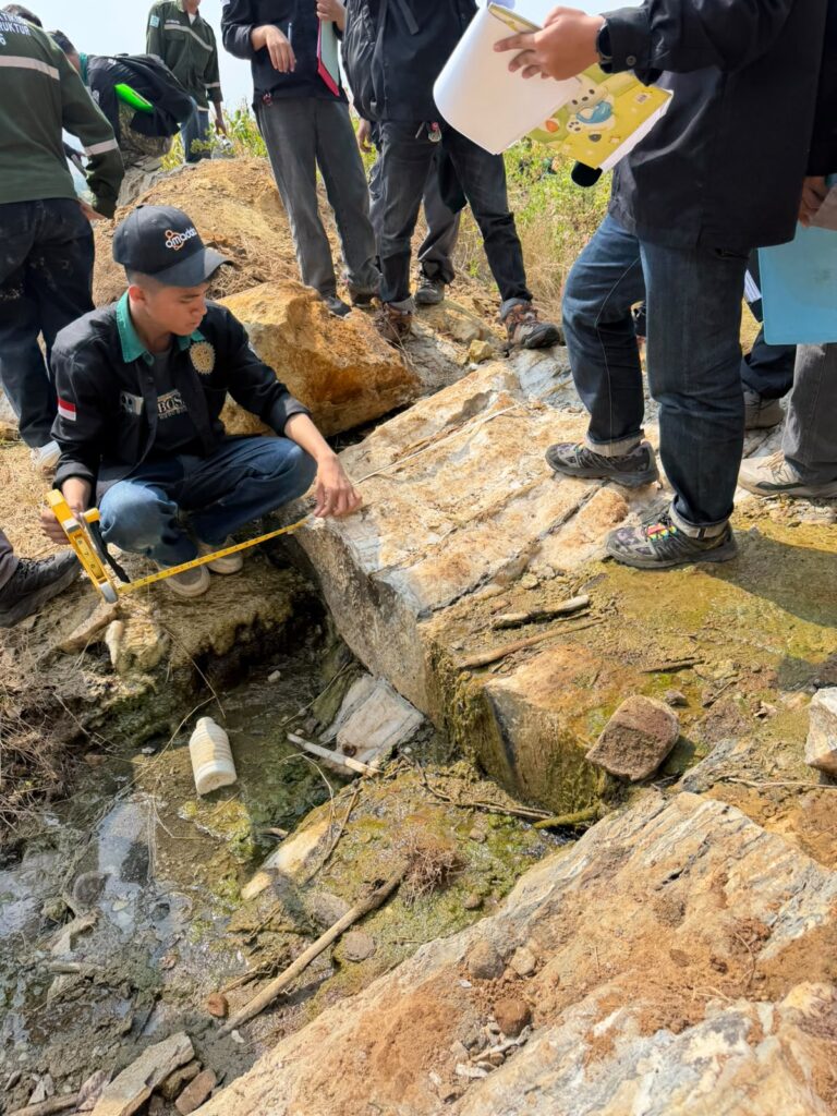 Mengenal Struktur Geologi Secara Langsung: Mahasiswa Teknik Pertambangan ITATS Laksanakan Fieldtrip Praktikum Geologi Struktur di Geopark Bojonegoro