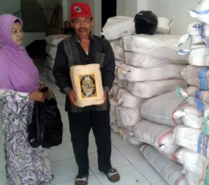 Mitra Memperoleh Bahan Baku (Benang) dan Etalase untuk Display Produk Jadi