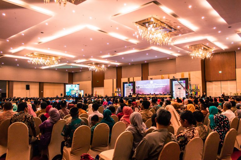 Wisuda ITATS Bertabur Prestasi