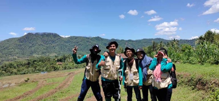 Keseruan Mahasiswa Dalam Kegiatan Pemetaan Geologi di Kebumen