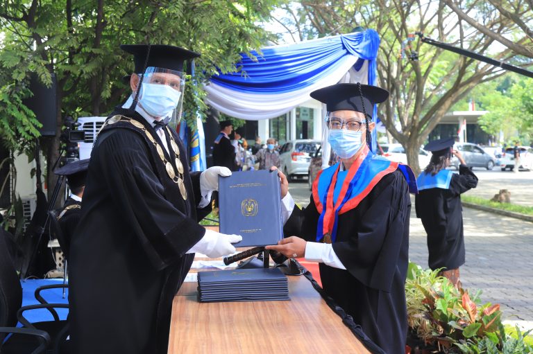 Wisuda Sarjana ke 64 dan Magister ke 26, Wisuda Drive Thru Bertabur Kebahagiaan