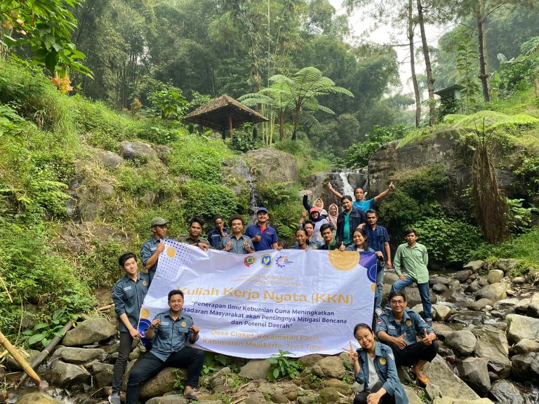 Asah Kedewasaan Dan Kepribadian Mahasiswa Teknik Pertambangan Melalui Kegiatan KKN