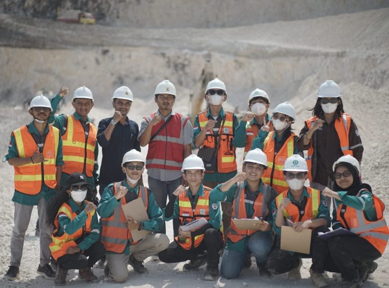 Alam Adalah Laboratorium Tercanggih, Sarana Belajar Bagi Mahasiswa  Program Studi Teknik Pertambangan