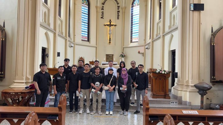 Mengenal Arsitektur Neo-Gotik Gereja Hati Kudus Yesus Kayutangan Malang Melalui Kuliah Lapangan